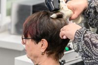 Eine Kundin im Friseursalon CreativSalon in Altrip beim Haareschneiden